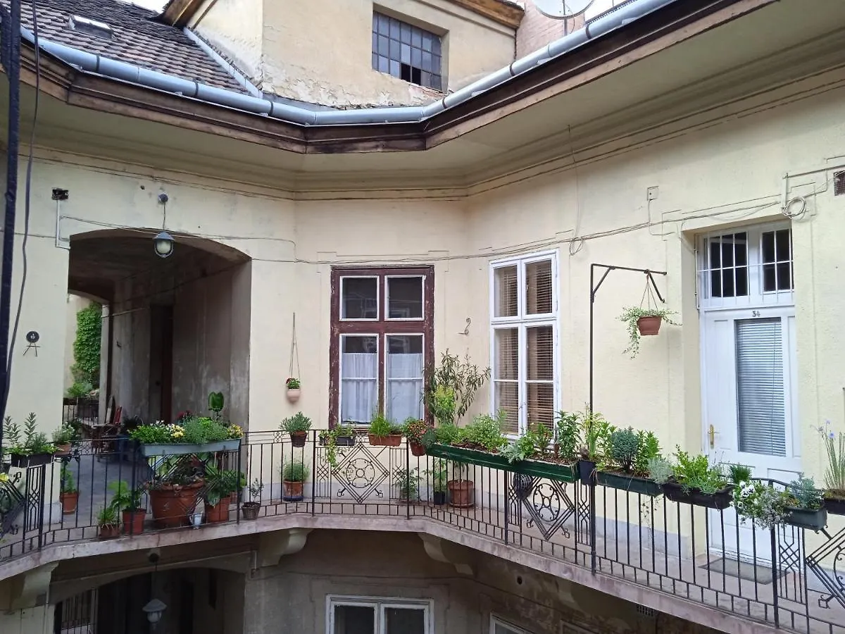 Classical Budapest Apartment In The Old Pest 0*,  Maďarsko